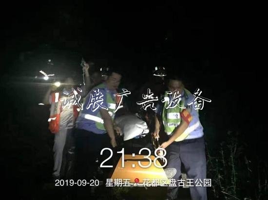 楊紹偉、鐘景威和醫(yī)護(hù)人員一起將暈倒男子抬下山