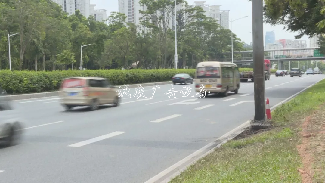 撞上路牌鐵柱子，出租垃圾箱車突然起火！的哥傷重不