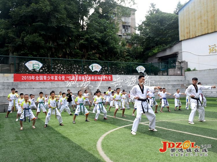 景德鎮(zhèn)市“體育惠民滾動燈箱進校園”活動蓬勃開展