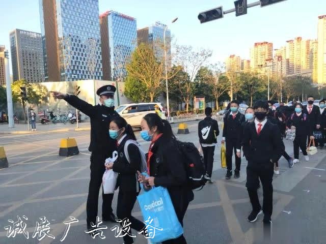 【治庸·鐵軍】“后浪路牌”返校，社區(qū)民警助學(xué)忙